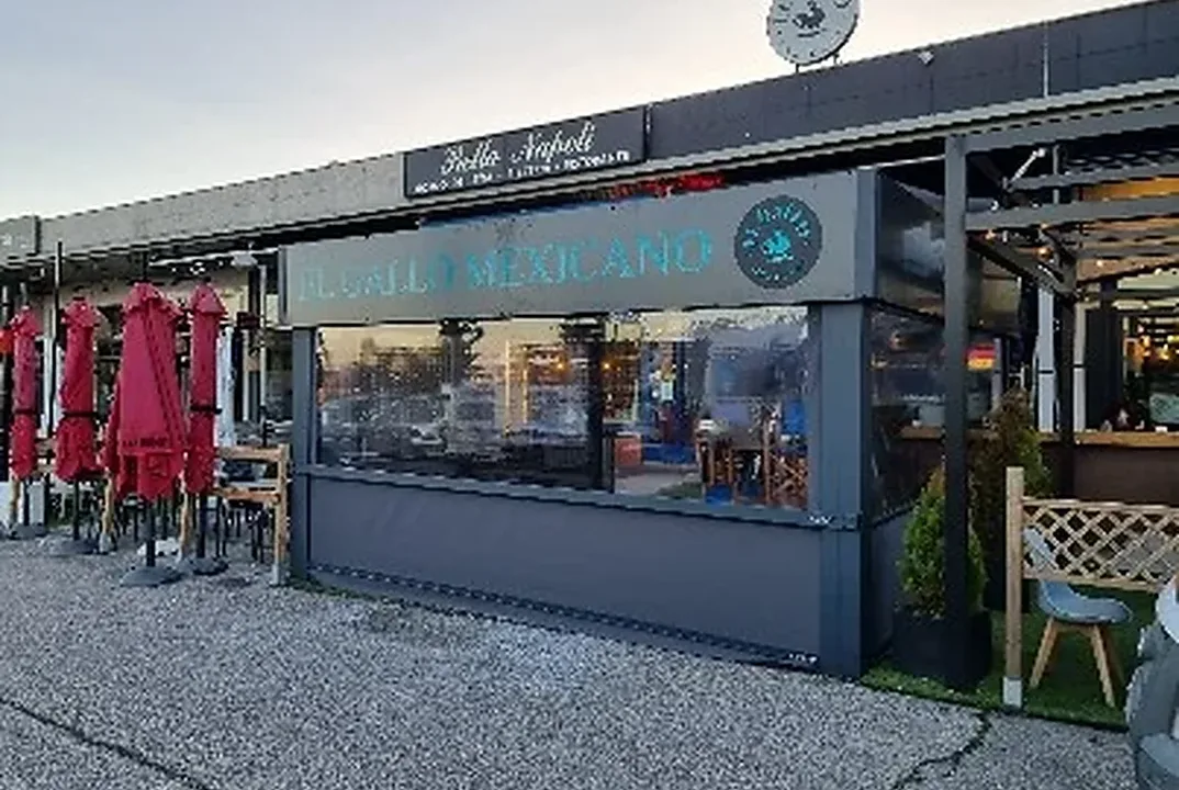 Terraza de restaurante con cerramiento y toldo complementario