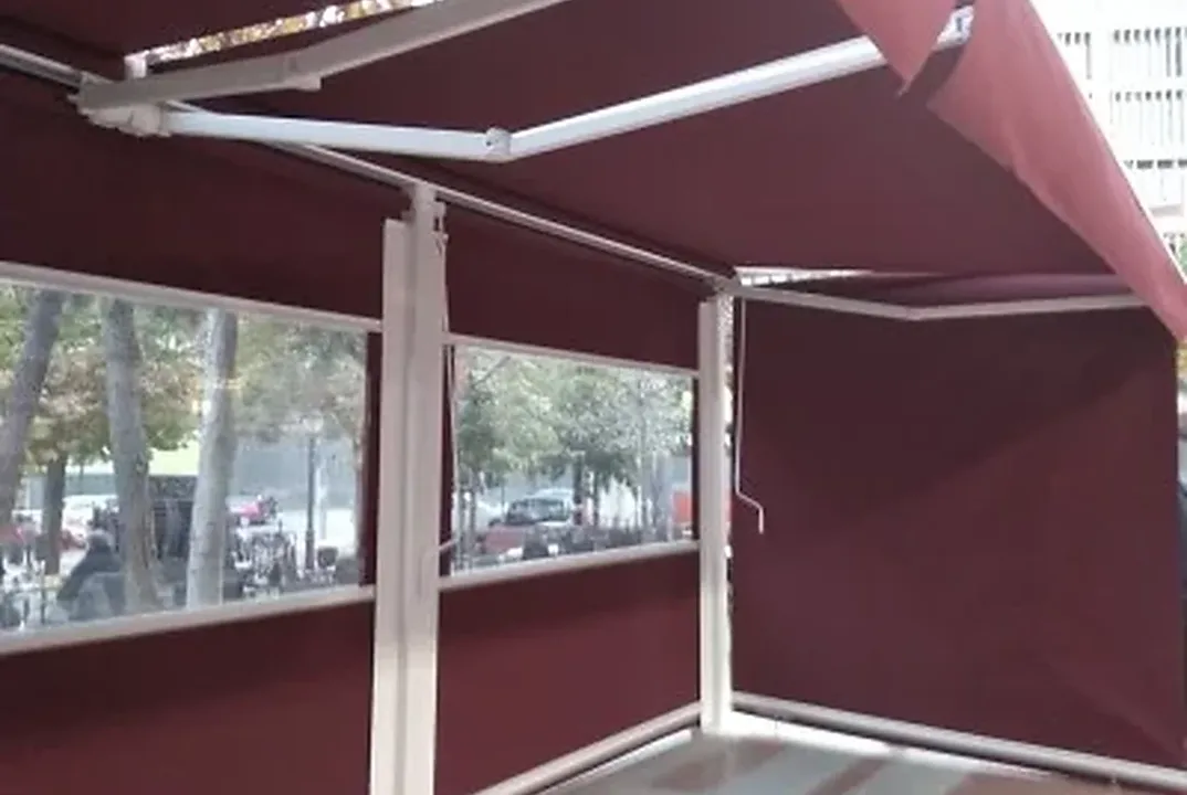 Cerramiento con lona y ventanas transparentes para hostelería