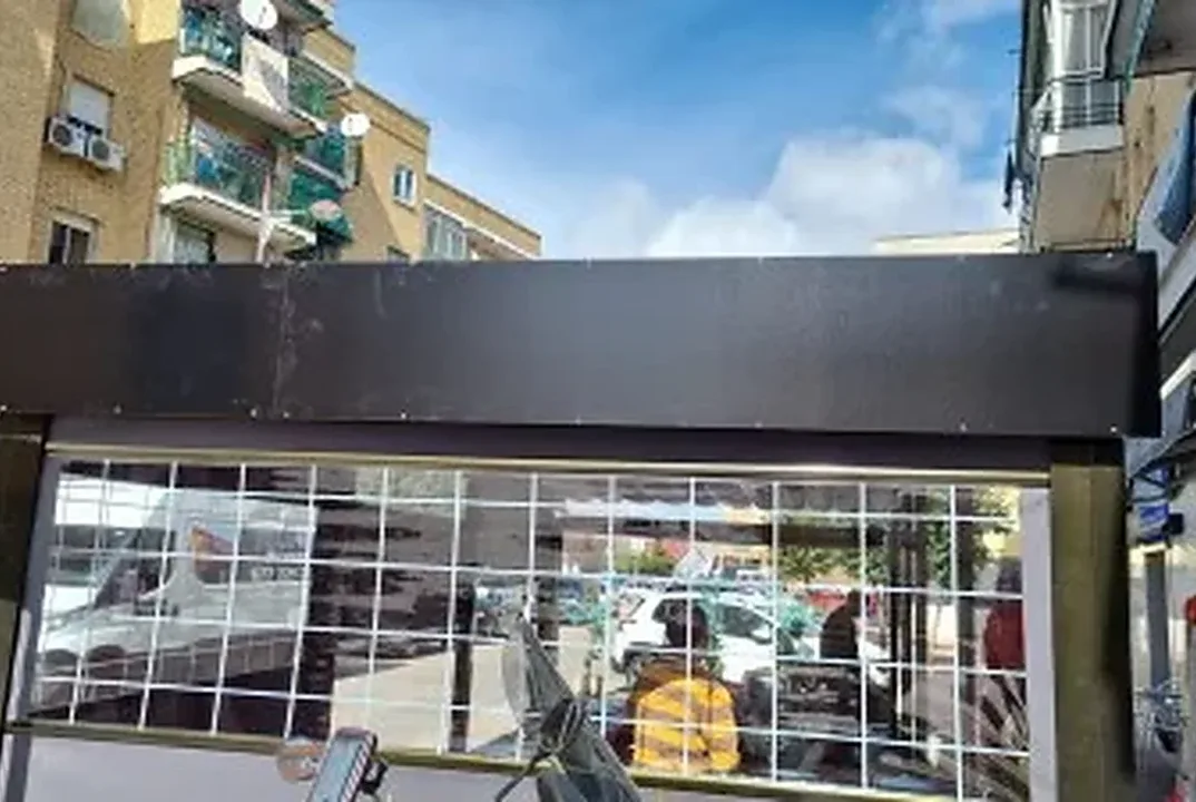 Cerramiento con paneles transparentes para terraza de bar