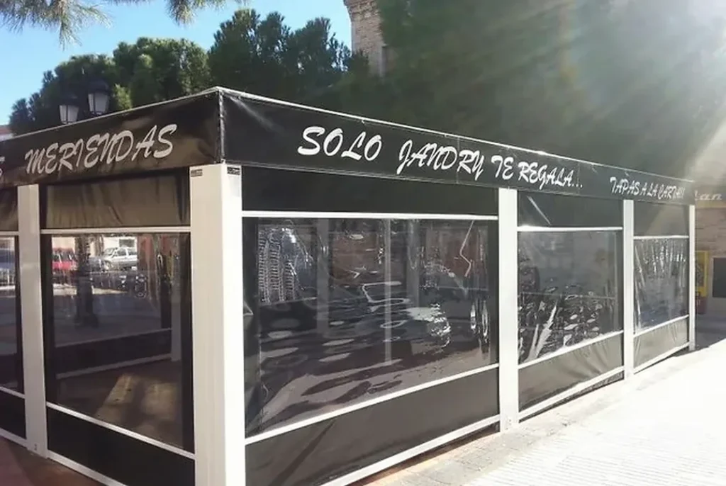 Cerramientos para hostelería en Madrid: terraza de bar con cortinas transparentes