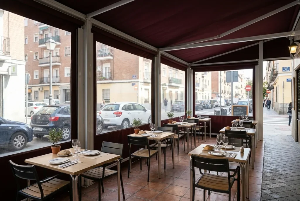 Interior de terraza de restaurante cerrada con cierre transparente (imagen referencial)