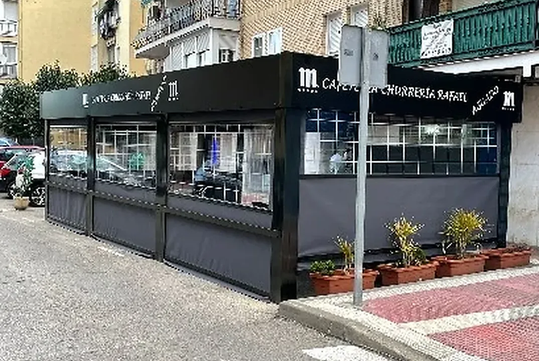 Cerramientos para hostelería en Madrid con estructura de aluminio y cortinas