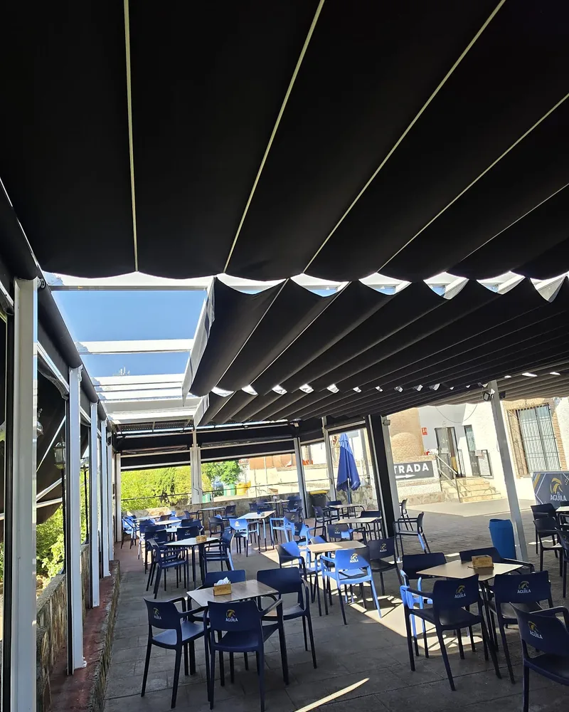 Terraza de restaurante con pérgola y cerramiento (imagen referencial)