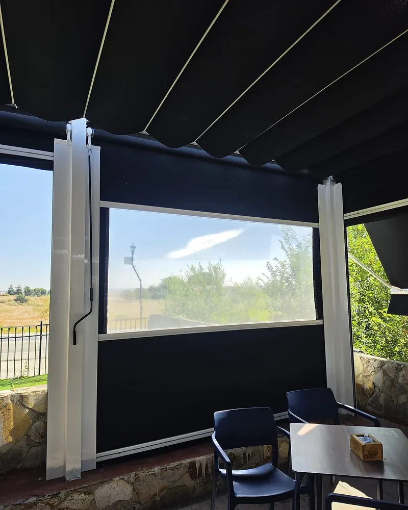 Cerramiento vertical con ventana transparente (imagen referencial)