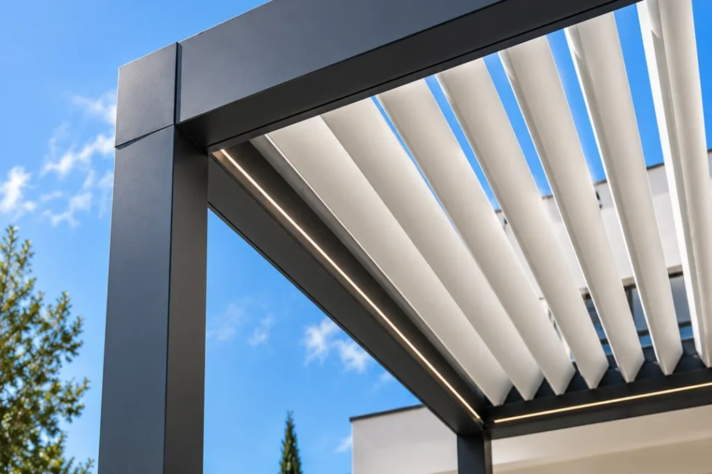 Esquina de una pérgola bioclimática con lamas orientables e iluminación led