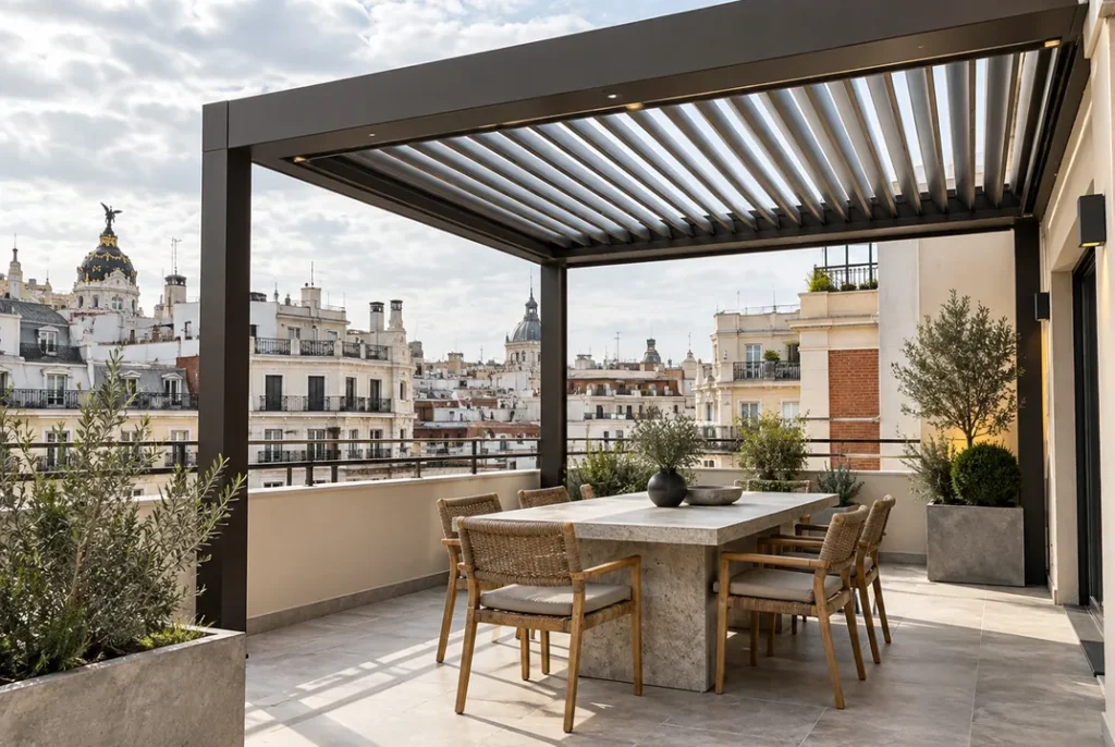 Pérgola bioclimática en un ático de Madrid con vistas a los tejados