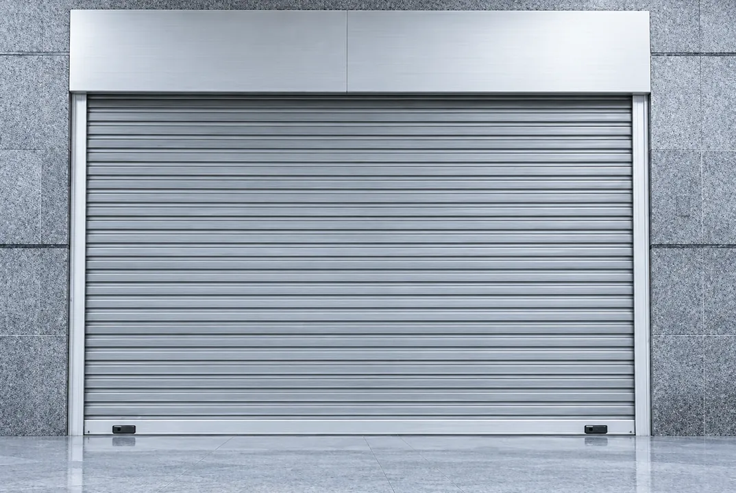 Persiana de seguridad de aluminio en un portal