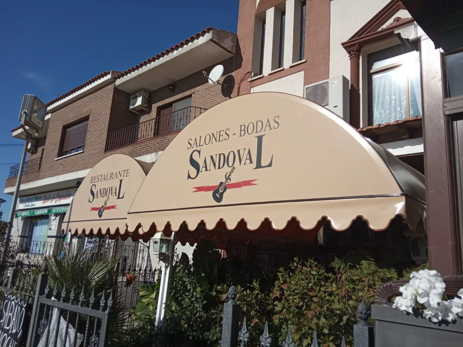 Toldo tipo capota en la terraza de un restaurante