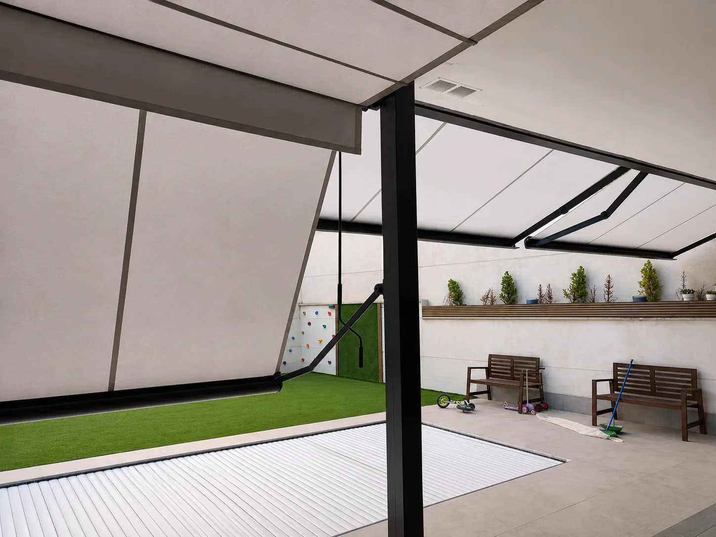 Toldo corredero de guías sobre una terraza