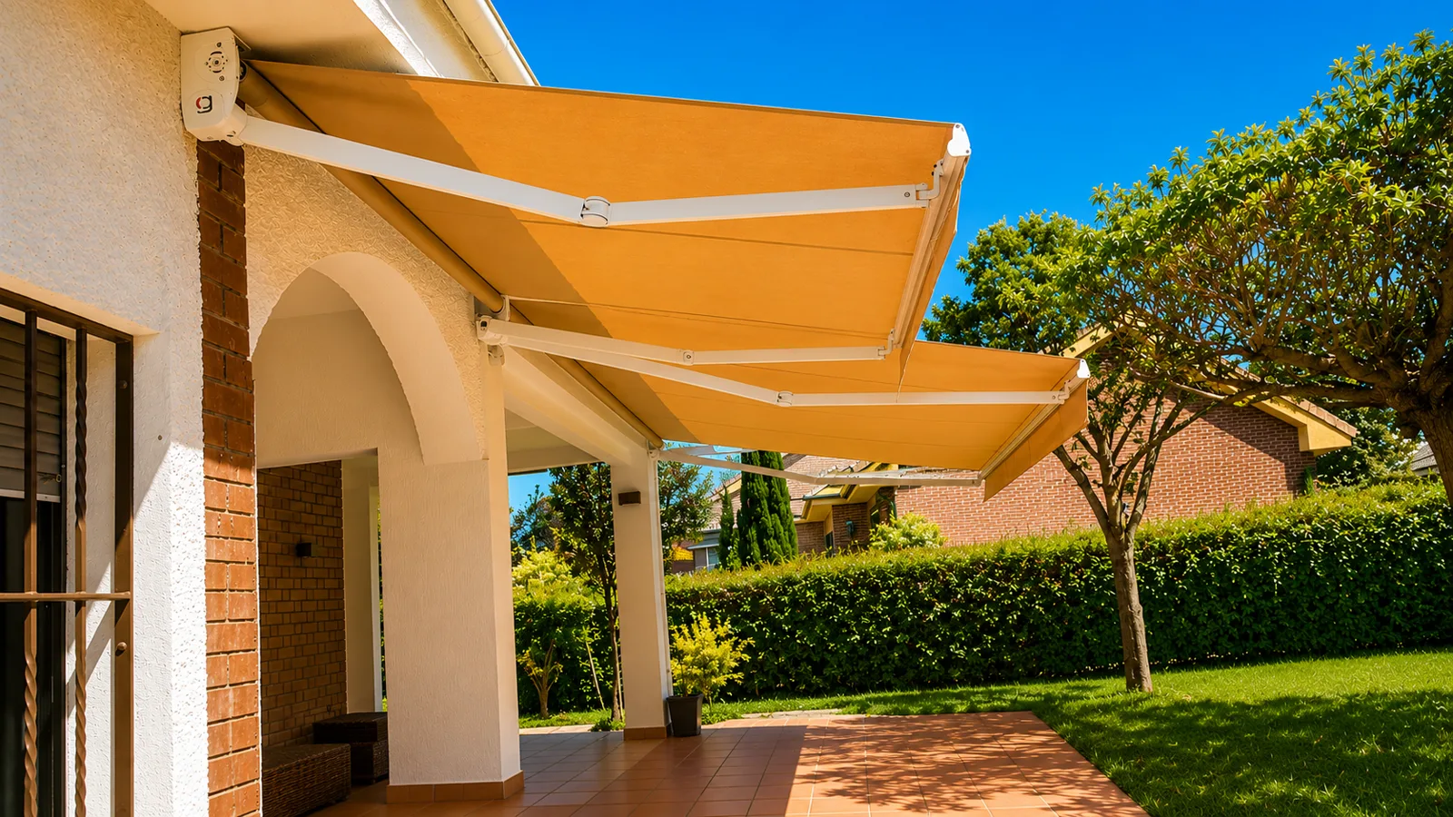Toldo motorizado con los brazos extendidos