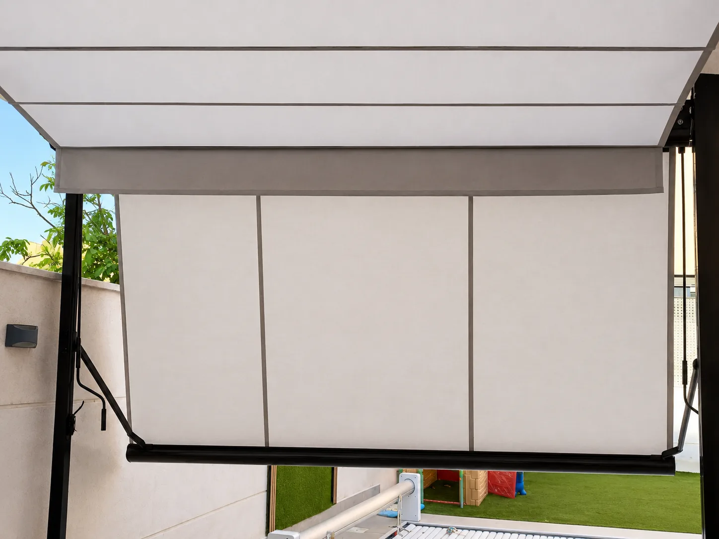 Toldo vertical exterior de color blanco