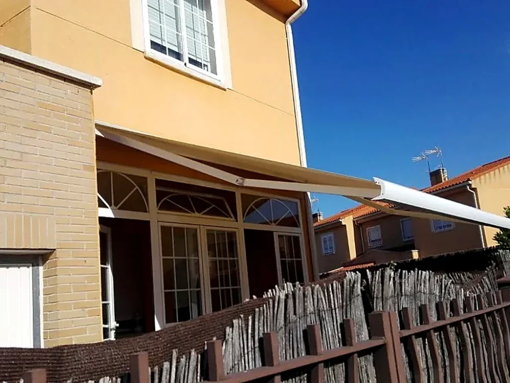 Toldos para terrazas en Madrid: toldo extensible blanco sobre terraza de vivienda