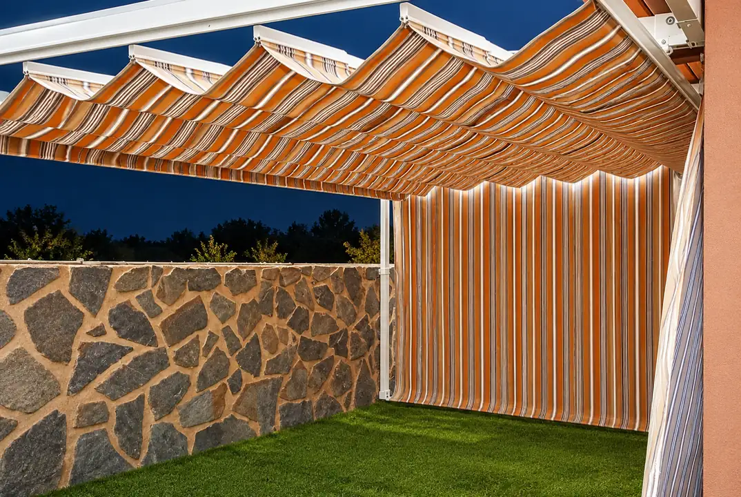 Toldo pérgola para terrazas en Madrid: lona sobre estructura con cierre lateral