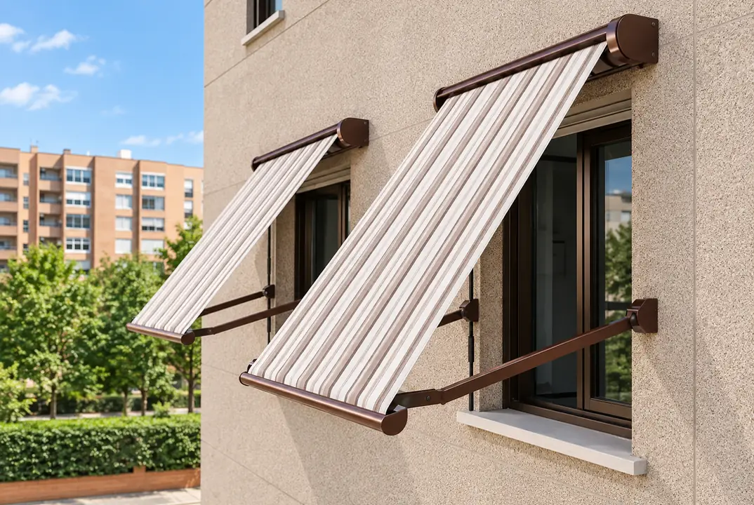 Toldo de punto recto para ventanas y terrazas en Madrid con brazos y lona rayada