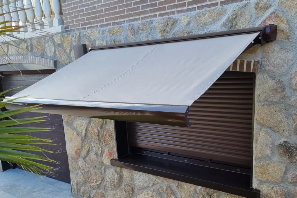 Toldo para ventana gris con persiana, visto de lado