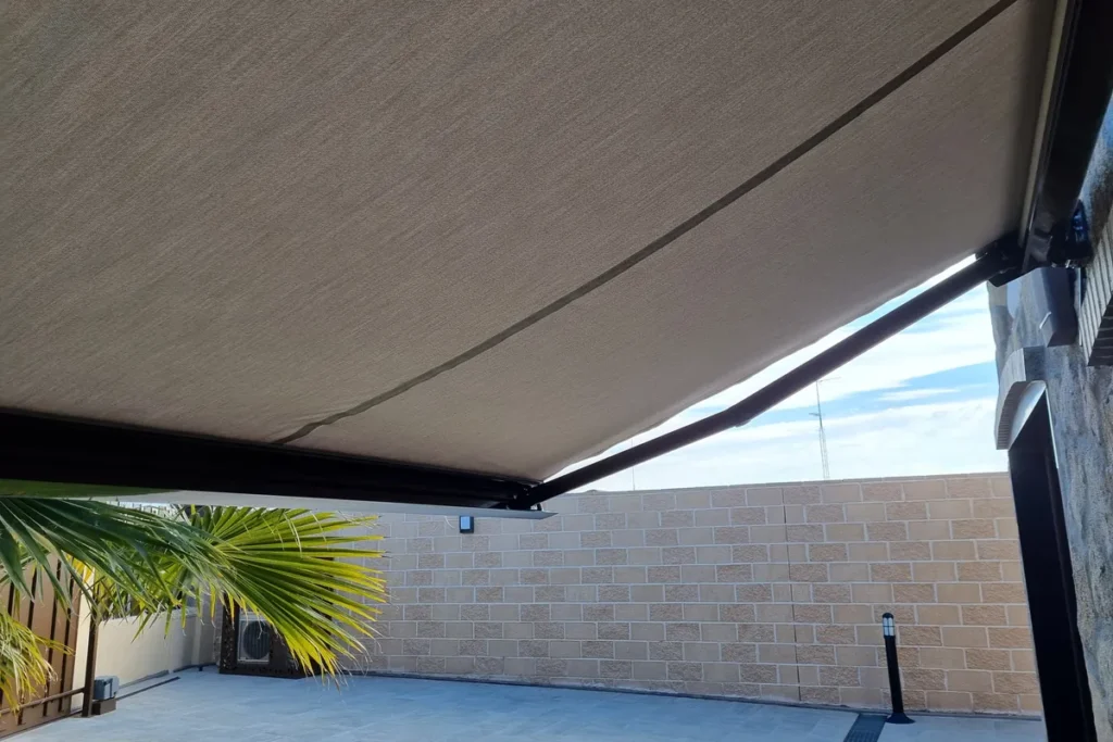 Lona de un toldo para ventana vista desde abajo en una terraza