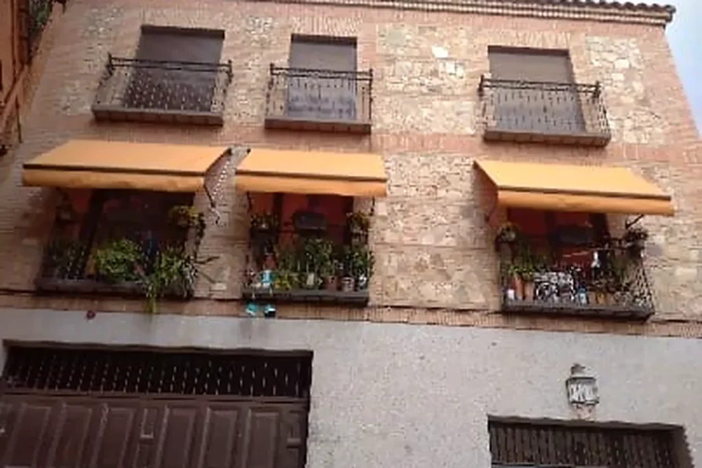 Toldos naranjas en los balcones de un edificio de viviendas