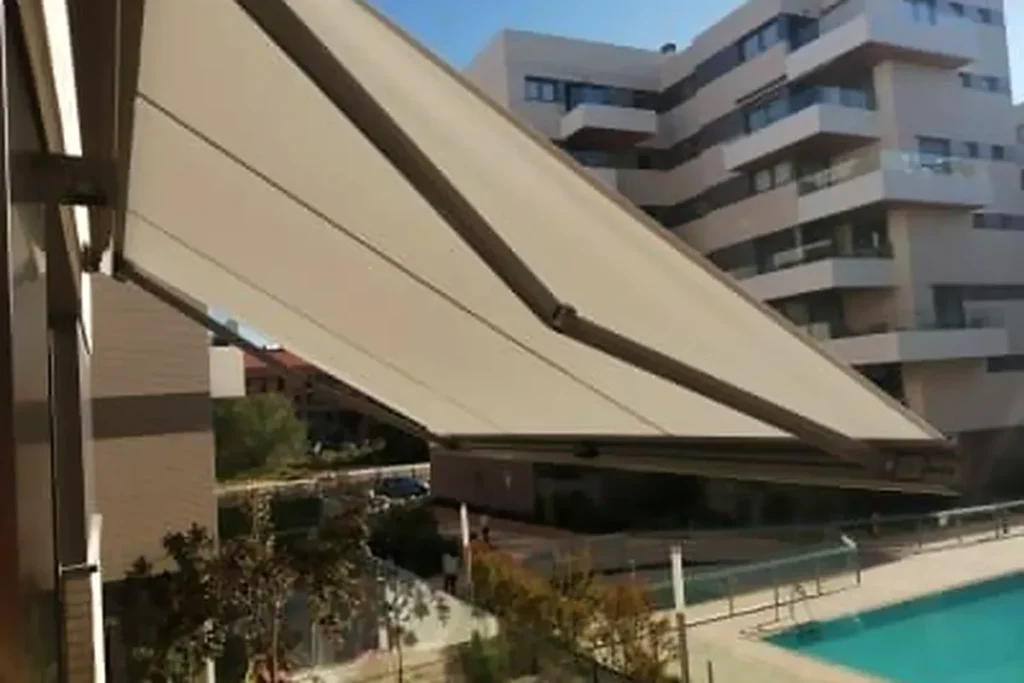 Toldo extensible de gran tamaño en una terraza de un edificio de viviendas