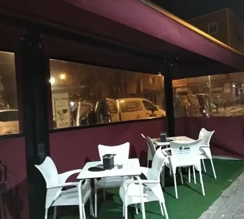 Cerramientos para hostelería en Madrid: terraza de bar con cortinas transparentes