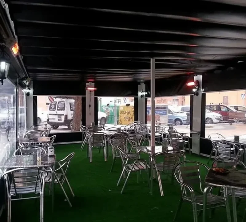 Cerramientos para hostelería en Madrid: interior de terraza cerrada