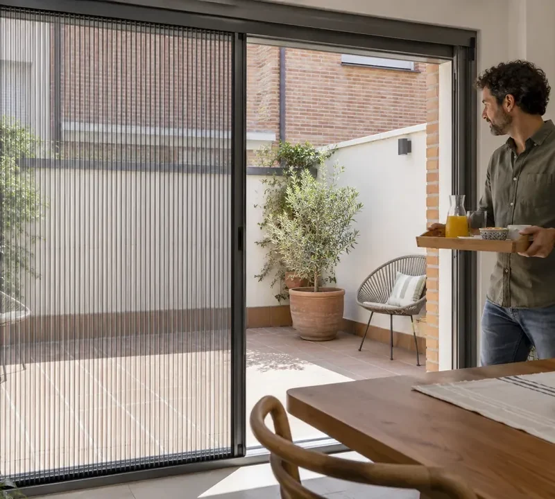 Mosquitera plisada en la puerta de una terraza en Madrid