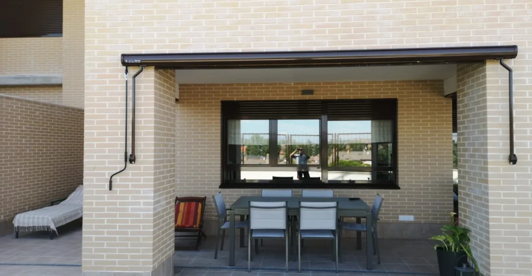 toldo-cofre-instalacion-real