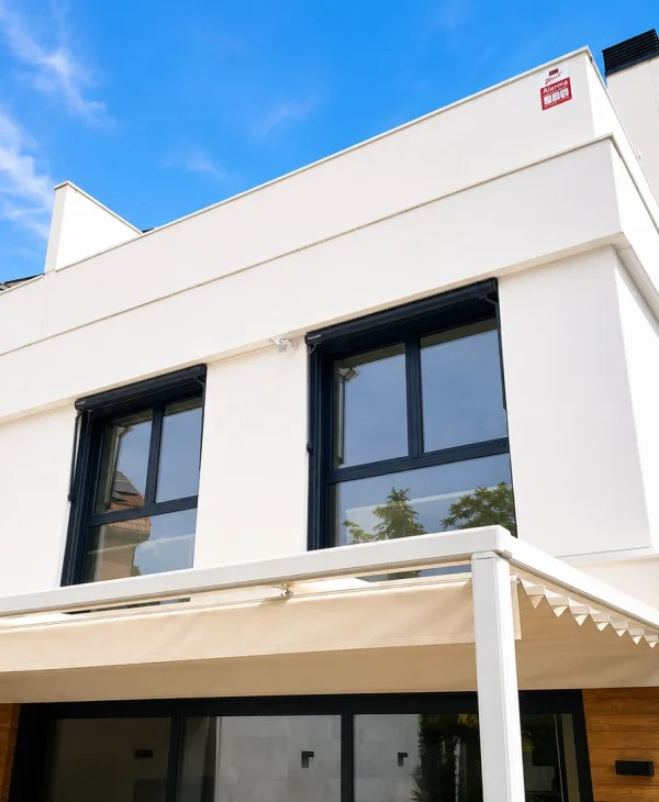 toldo-pergola-retractil-blanca