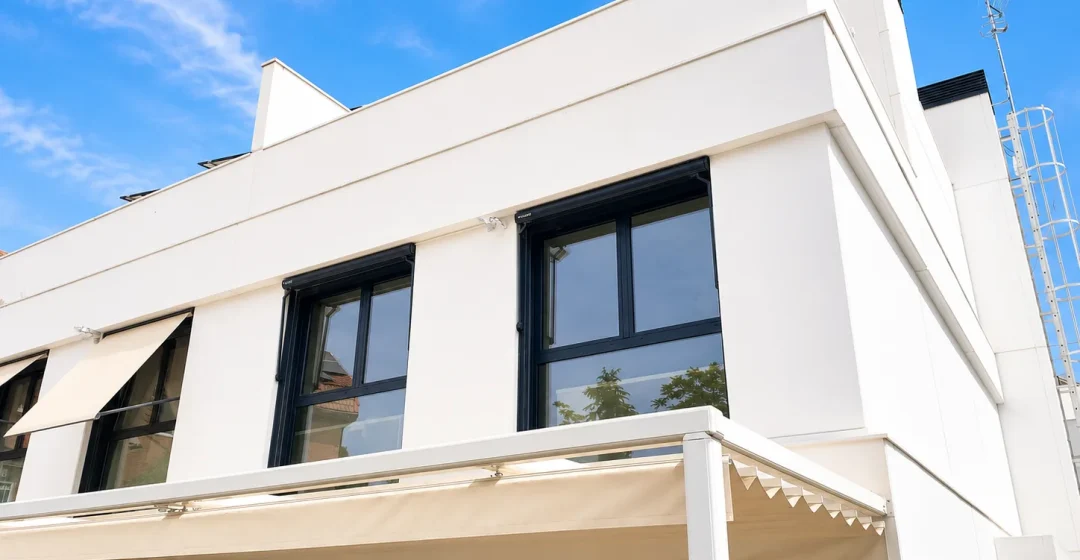 toldo-pergola-retractil-blanca