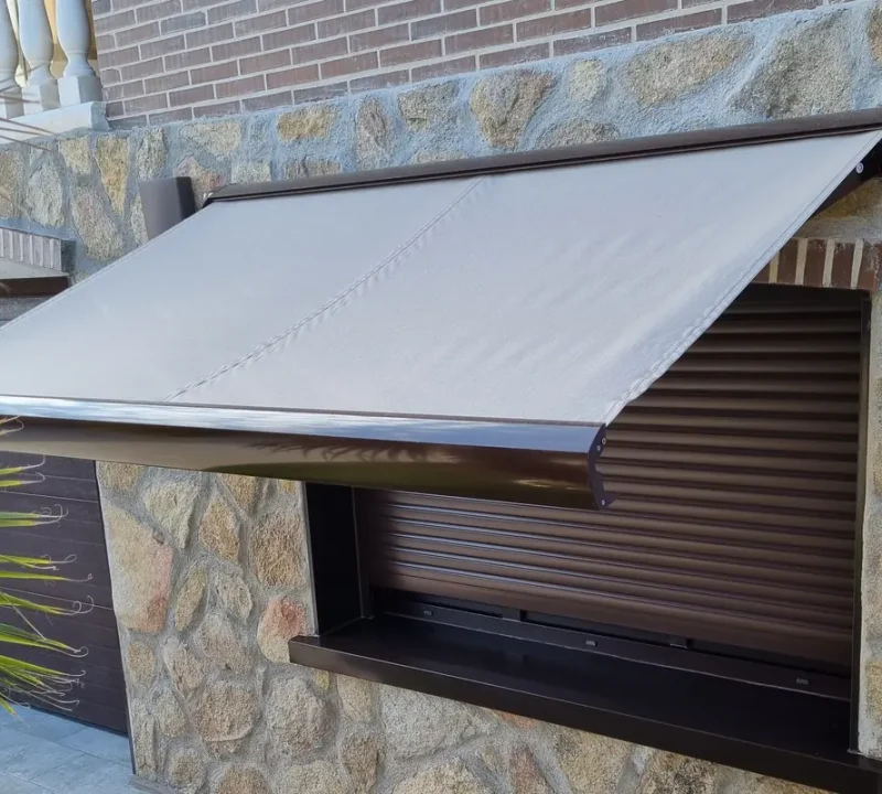 Toldo para ventana gris con persiana, visto de lado