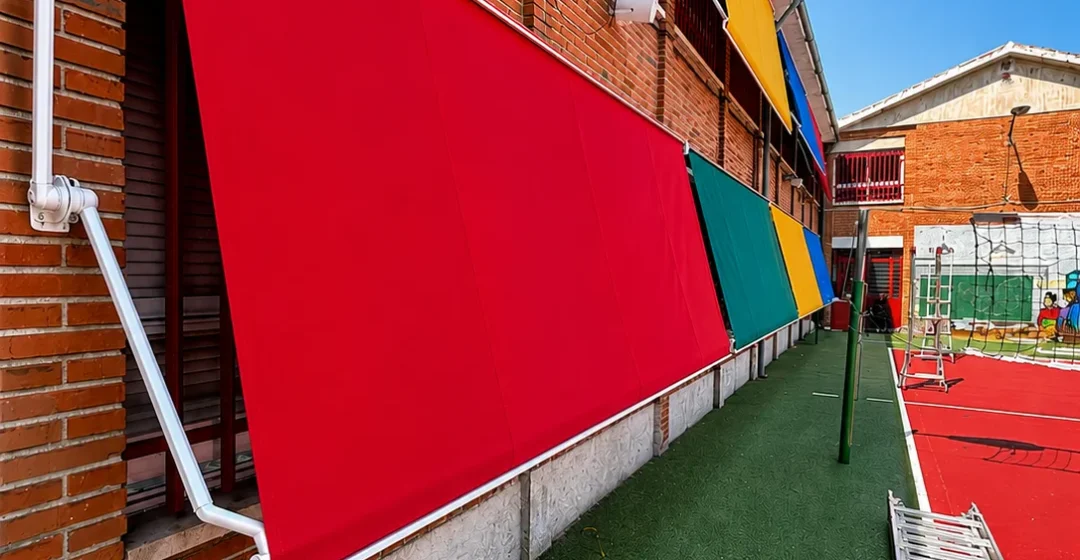 toldos-verticales-colegio-colores